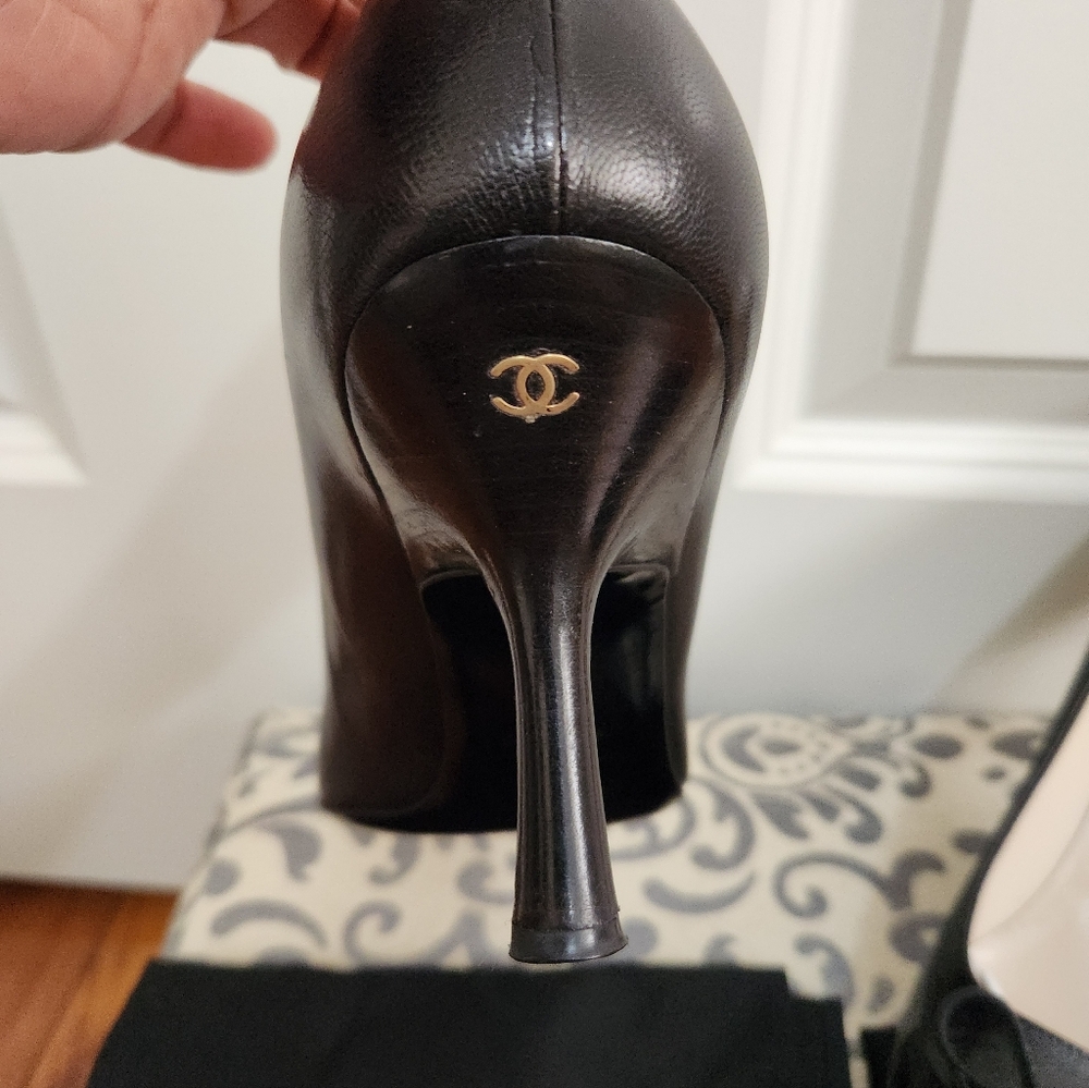 VINTAGE CHANEL Black Classic Pumps With Bow and Logo on Heel - Picture 6 of 10